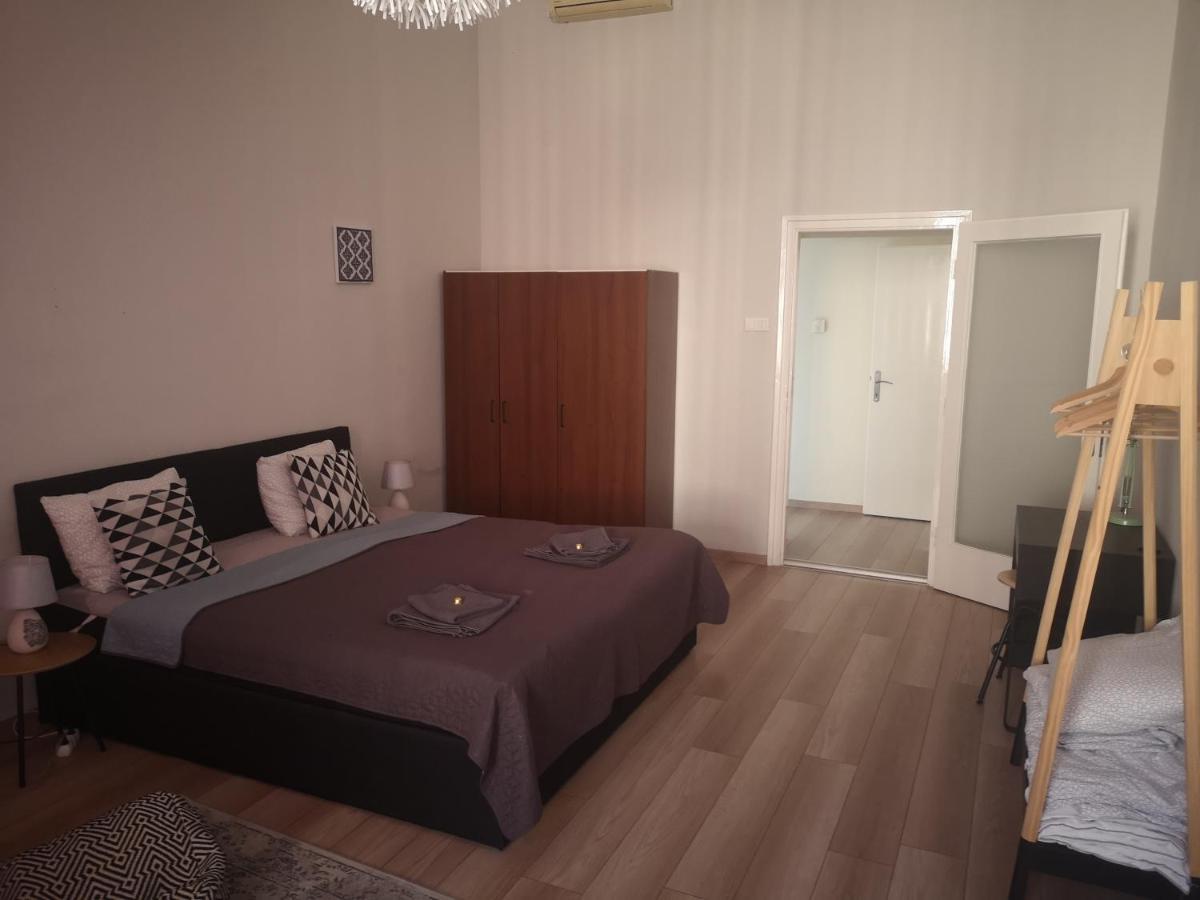 Palace - Belvarosi Apartman Eger Buitenkant foto