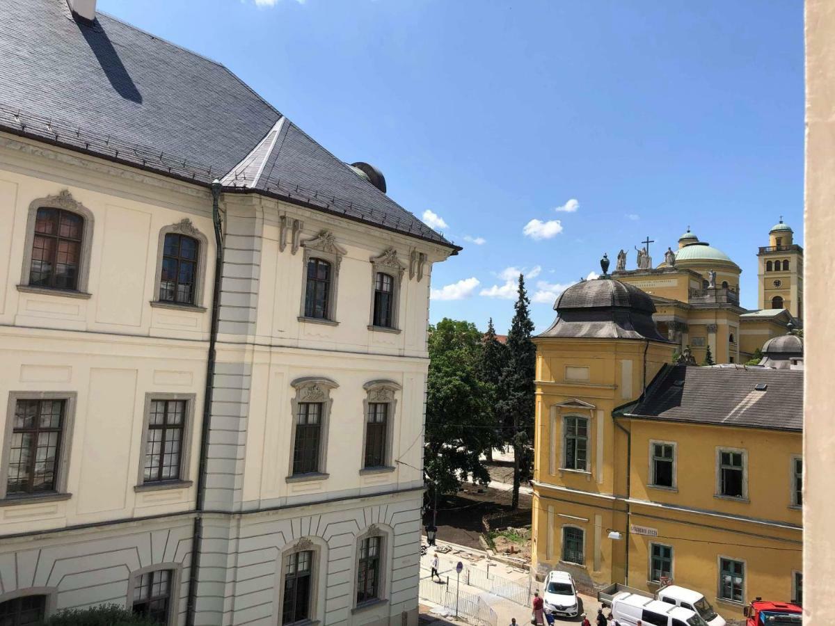 Palace - Belvarosi Apartman Eger Buitenkant foto