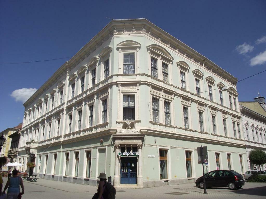 Palace - Belvarosi Apartman Eger Buitenkant foto